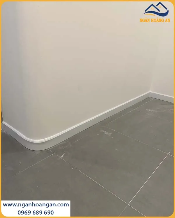 Thi Công Uốn Công Len Chân Tường Nhựa PVC Màu Trắng Thêm Đẳng Cấp