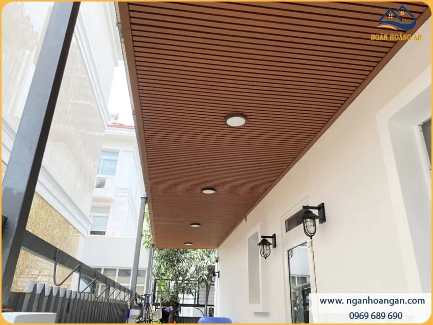 Trang Trí Ban Công Nhà Bằng Tấm Ốp Lam Sóng Gỗ Nhựa Ngoài Trời Sang Trọng
