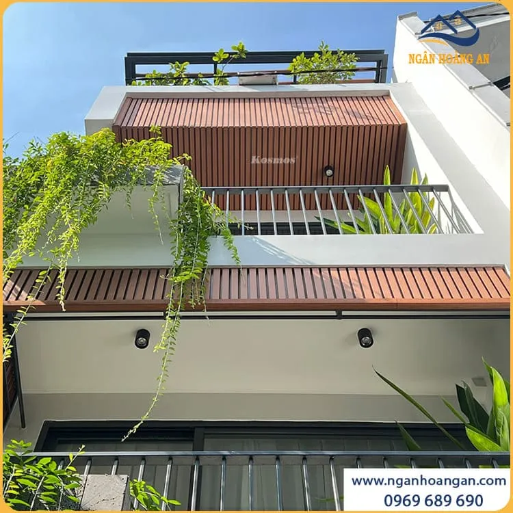 Trang Trí Ban Công Sang Trọng Bằng Tấm Ốp Lam Sóng Ngoài Trời