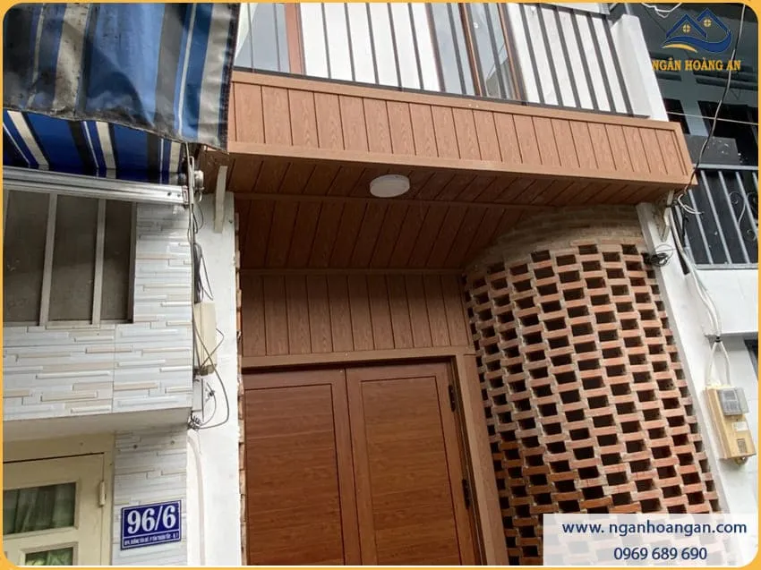Trang Trí Không Gian Mặt Tiền Nhà Bằng Gỗ Nhựa Ngoài Trời Trang Trí Không Gian Mặt Tiền Nhà Bằng Gỗ Nhựa Ngoài Trời