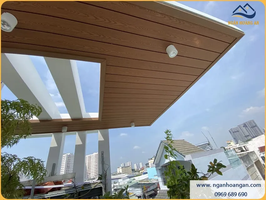 Trang Trí Không Gian Ngoài Trời Bằng Tấm Ốp Trần Gỗ Nhựa 