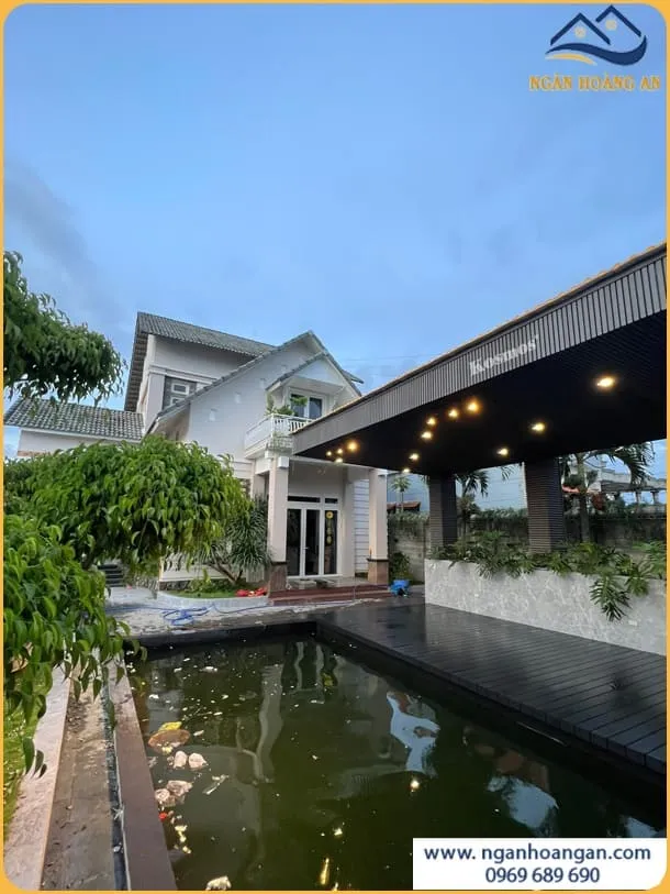 Trang Trí Không Gian Ngoài Trời Bằng Tấm Ốp Trần Gỗ Nhựa 