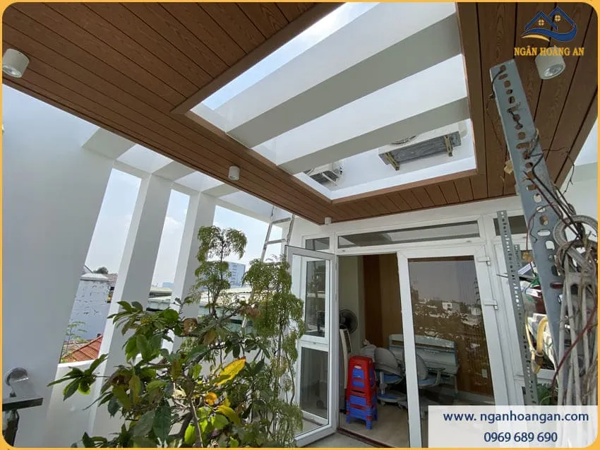 Trang Trí Không Gian Ngoài Trời Bằng Tấm Ốp Trần Gỗ Nhựa 