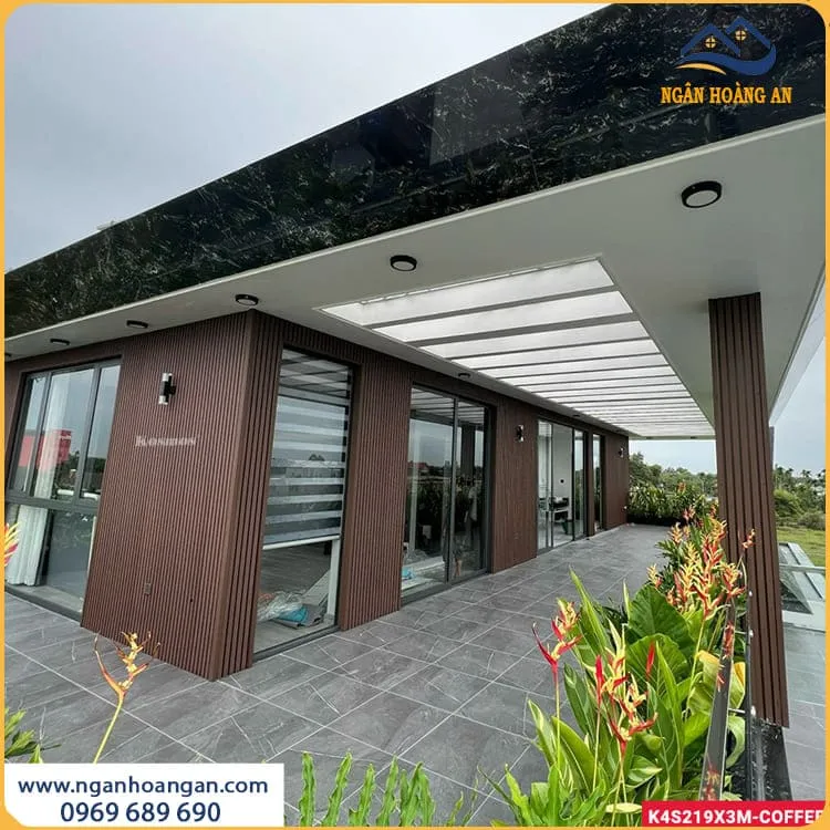 Trang Trí Showroom Bằng Tấm Ốp Gỗ Nhựa Ngoài Trời Sang Trọng