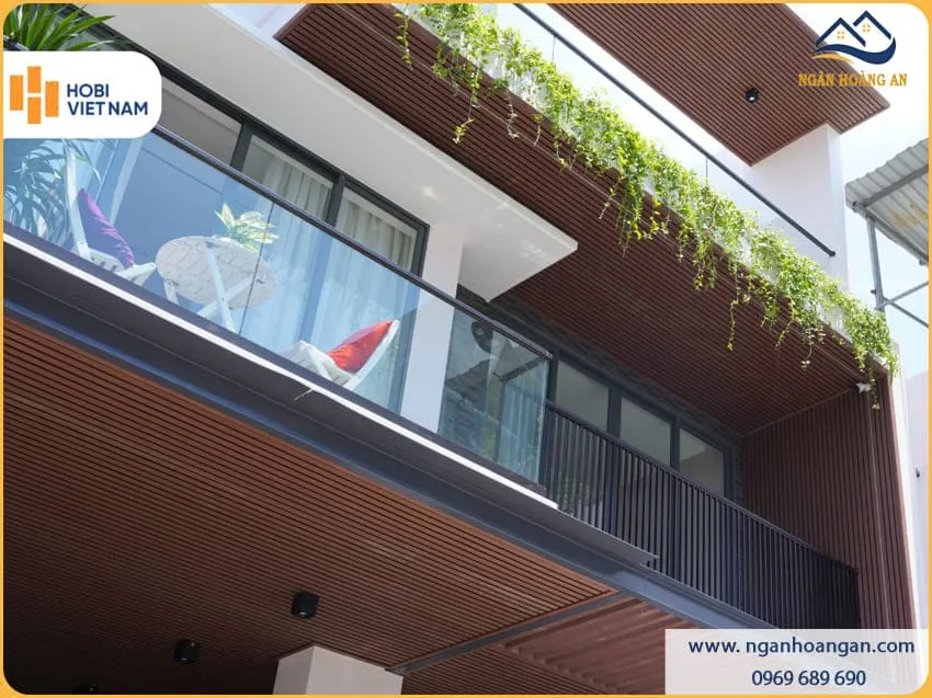 Trang Trí Trần Nhà Đẹp Bằng Tấm Ốp Lam Sóng Gỗ Nhựa Ngoài Trời 