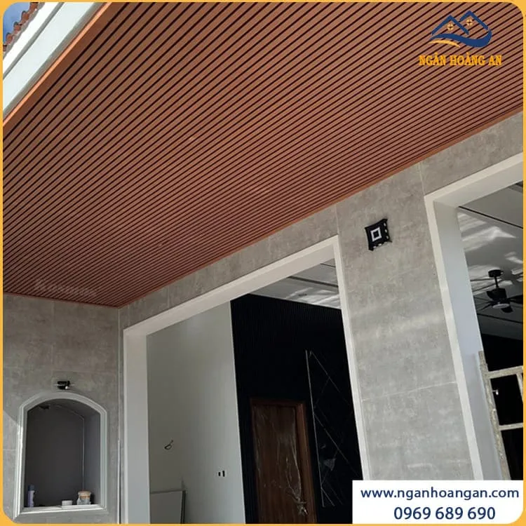 Trang Trí Trần Nhà Đẹp Bằng Tấm Ốp Lam Sóng Gỗ Nhựa Ngoài Trời 