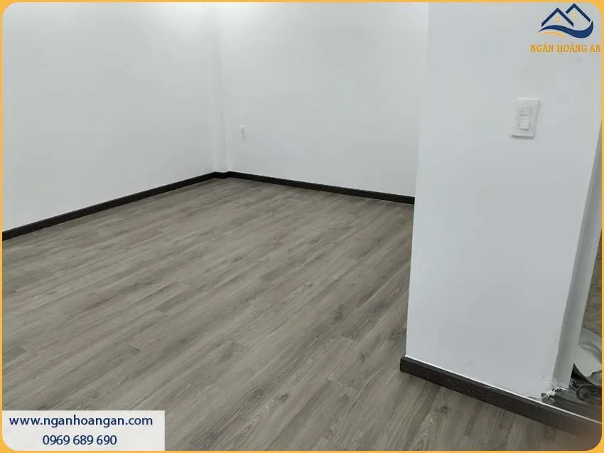 Thi Công Len Nhựa PVC Tạo Nên Điểm Nhấn Giữa Sàn Và Tường