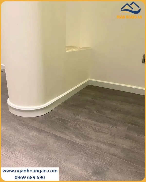 Thi Công Uốn Công Len Chân Tường Nhựa PVC Màu Trắng Thêm Đẳng Cấp
