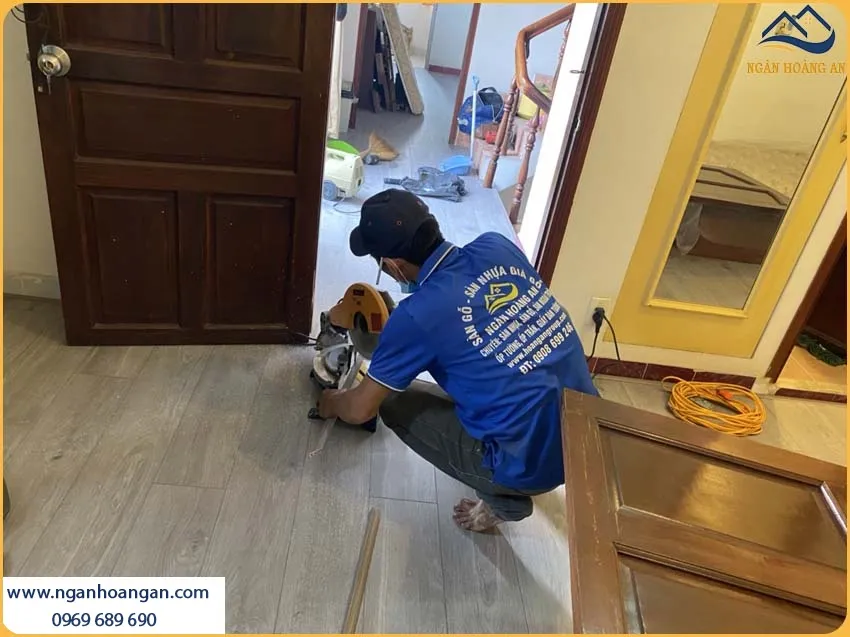 Thi Công Sàn Gỗ Công Nghiệp Binyl 12mm Chắc Chắn Cho Không Gian Sống