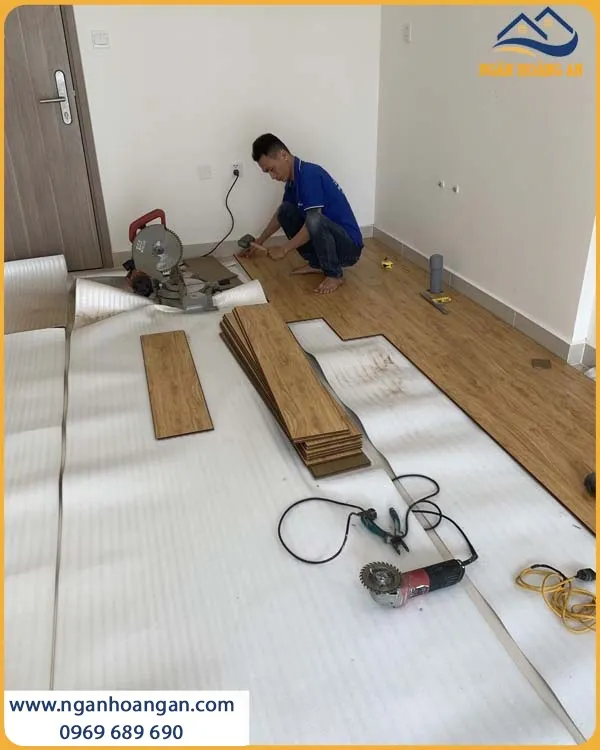 Căn Hộ Thi Công Lót Sàn Gỗ Công Nghiệp Kosmos Giá Thành Hợp Lý