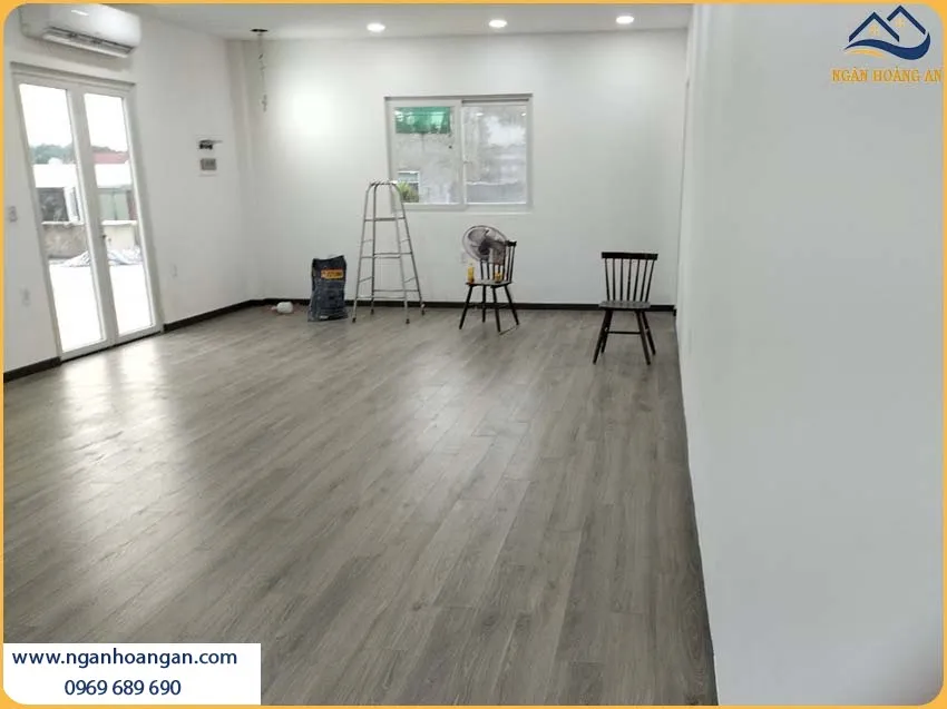 Căn Hộ Thi Công Bằng Sàn Gỗ Công Nghiệp Bền Bỉ, Không Bị Phai Màu