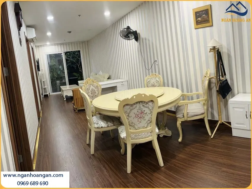 Căn Hộ Thi Công Bằng Sàn Gỗ Công Nghiệp Bền Bỉ, Không Bị Phai Màu