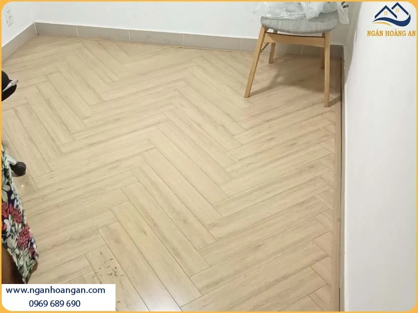 Căn Hộ Thi Công Bằng Sàn Gỗ Xương Cá Bền Bỉ, Không Bị Phai Màu