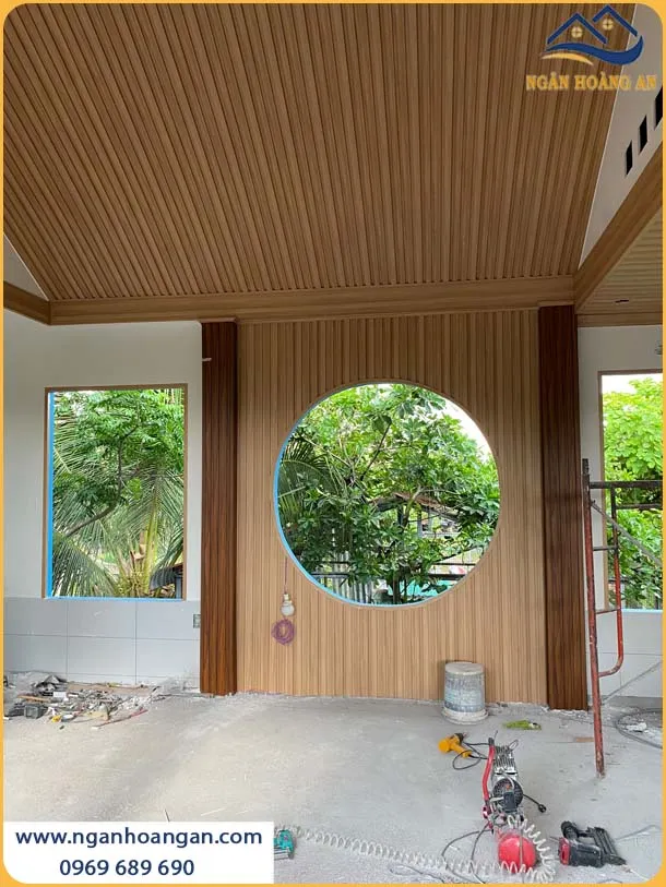 Thi Công Tấm Nhựa Lam Sóng Giả Gỗ Cho Trần Và Tường Nhà