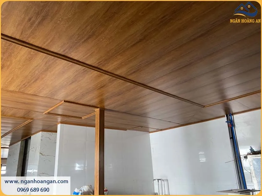 Thi Công Ốp Trần Tấm Nhựa Nano Giả Gỗ Chắc Chắn Cho Không Gian