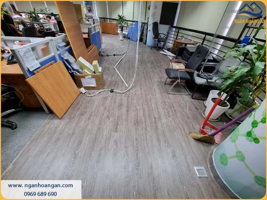 Sàn Văn Phòng Được Lót Sàn Nhựa Giả Gỗ Chịu Lực Tốt