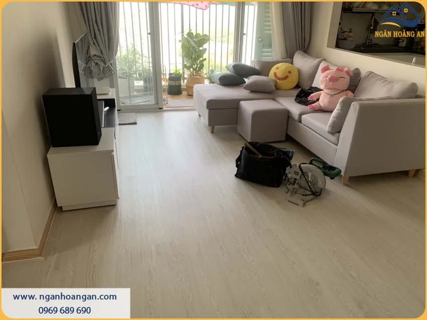 Sàn Nhựa Giả Gỗ Được Lắp Đặt Thời Thượng Cho Phòng Khách