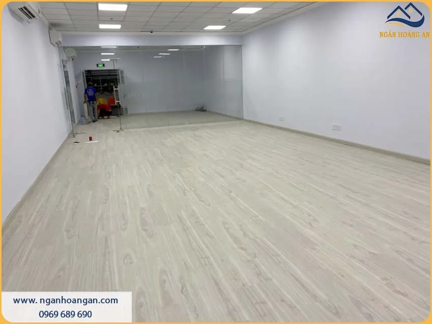 Sàn Nhựa Giả Gỗ Được Lắp Đặt Thời Thượng Cho Phòng Khách