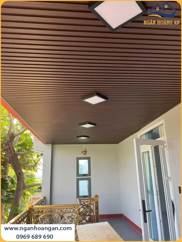 Tấm Lam Sóng Nhựa Giả Gỗ Ốp Trần Thời Thượng Cho Khu Nghĩ Dưỡng