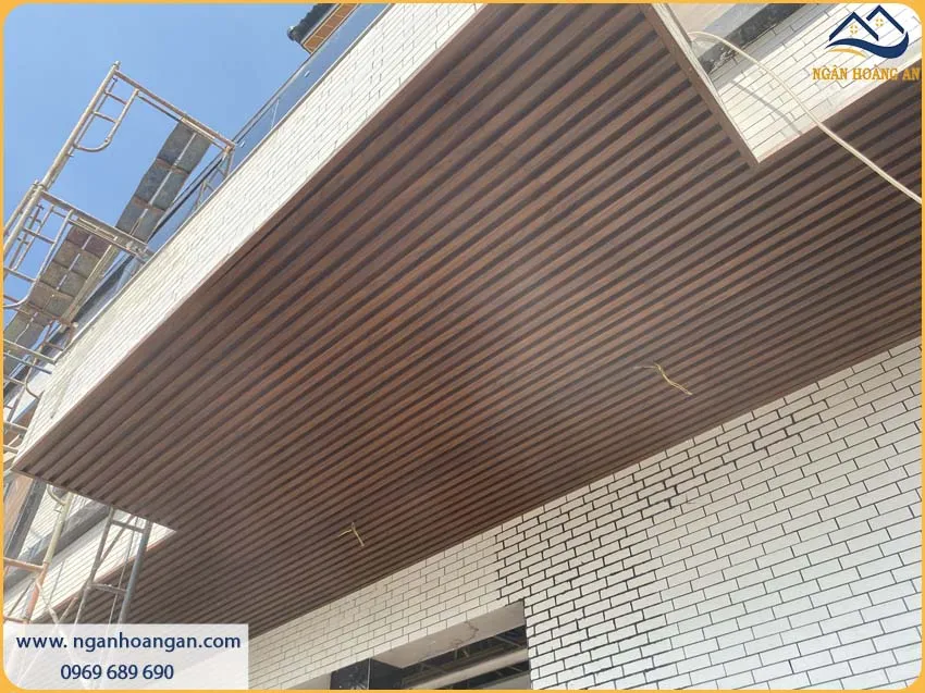 Ốp Trần Tấm Lam Sóng Giả Gỗ Tạo Điểm Nhấn Cho Không Gian 