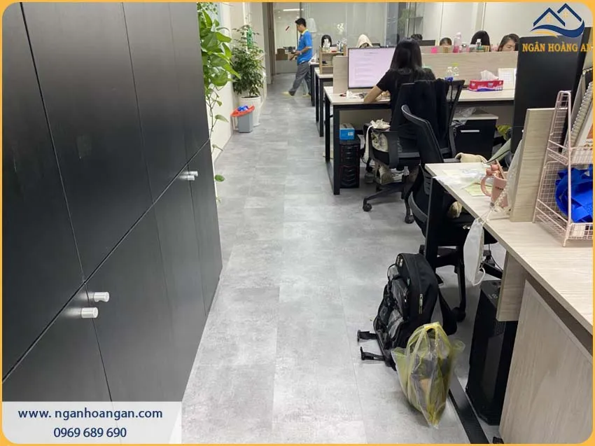 Sàn Văn Phòng Được Lót Sàn Nhựa Giả Bê Tông Chịu Lực Tốt