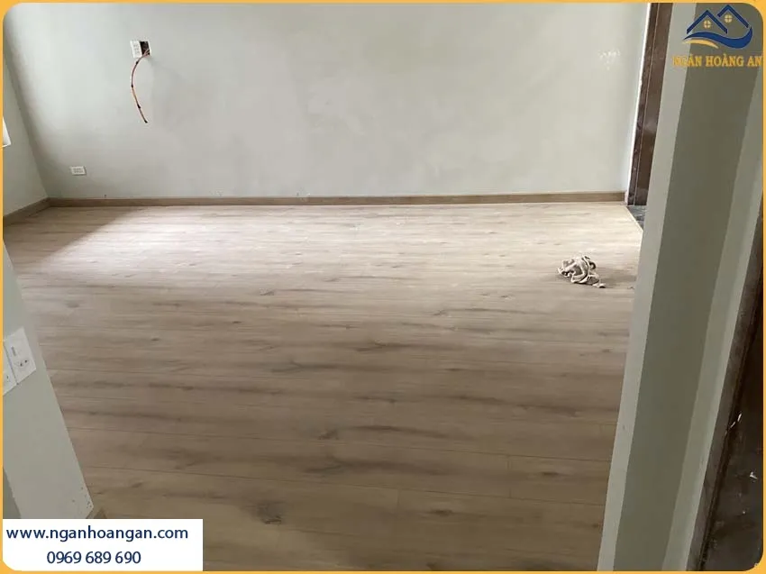Căn Hộ Thi Công Bằng Sàn Gỗ Công Nghiệp Binyl Chống Nước 100 Giờ