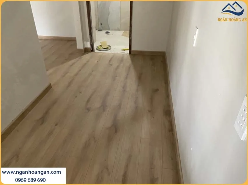 Phòng Khách Được Thi Công Sàn Gỗ Công Nghiệp Binyl Đẹp Và Thu Hút