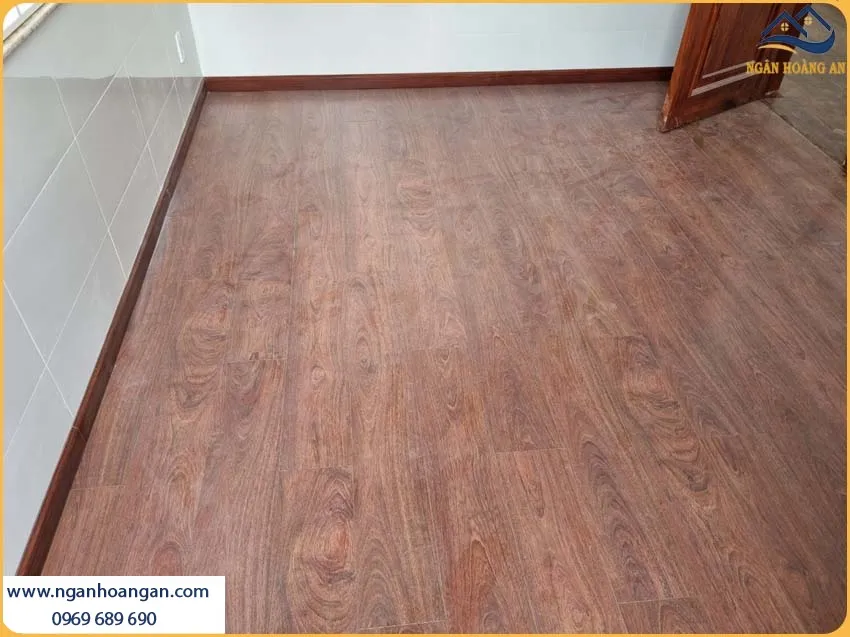 Căn Hộ Thi Công Bằng Sàn Gỗ Công Nghiệp Binyl Chống Nước 100 Giờ