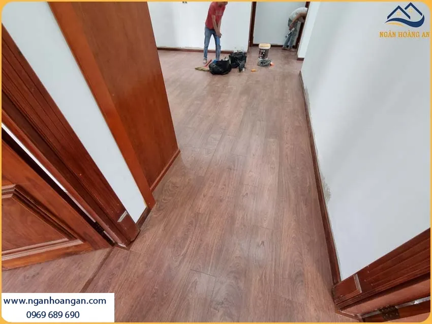 Thi Công Sàn Gỗ Công Nghiệp Binyl Màu Sắc Ấn Tượng Cho Phòng Ngủ