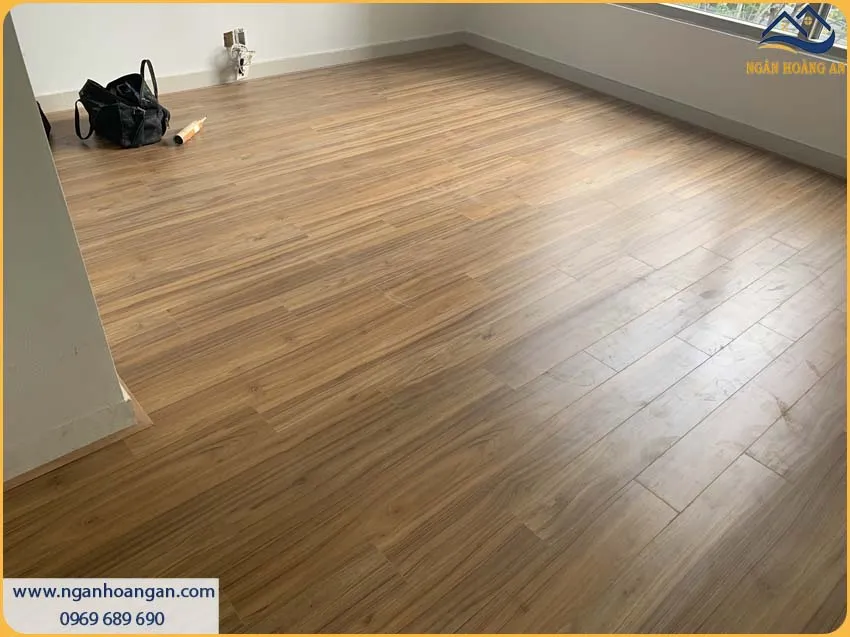 Căn Hộ Thi Công Bằng Sàn Gỗ Công Nghiệp Bền Bỉ, Không Bị Phai Màu