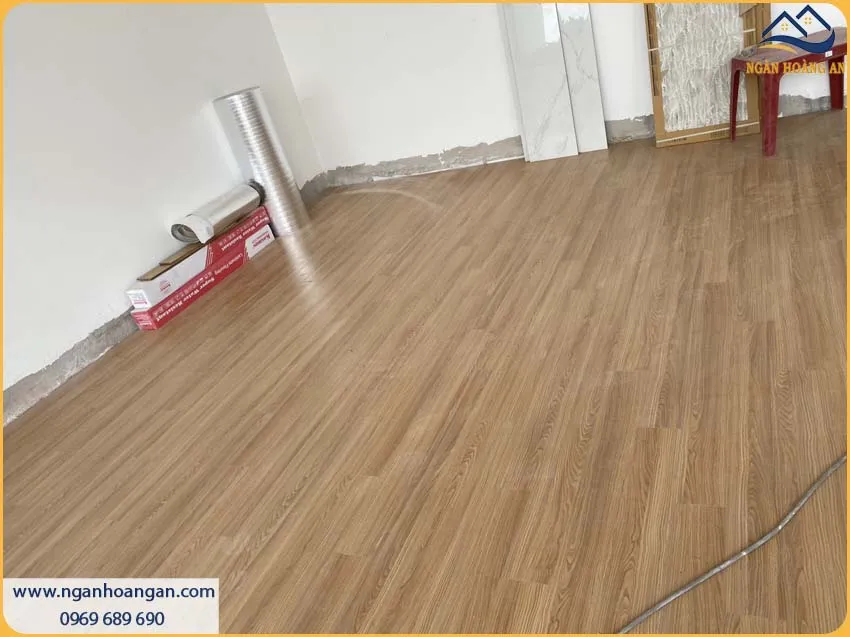 Căn Hộ Thi Công Bằng Sàn Gỗ Công Nghiệp Bền Bỉ, Không Bị Phai Màu
