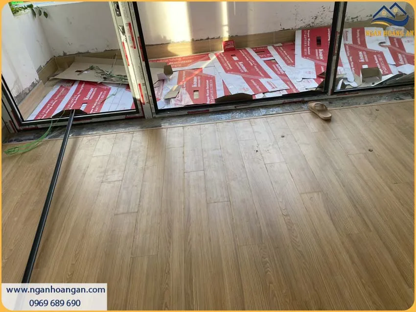 Sàn Gỗ Kosmos Được Lắp Đặt Sang Trọng Cho Phòng Khách