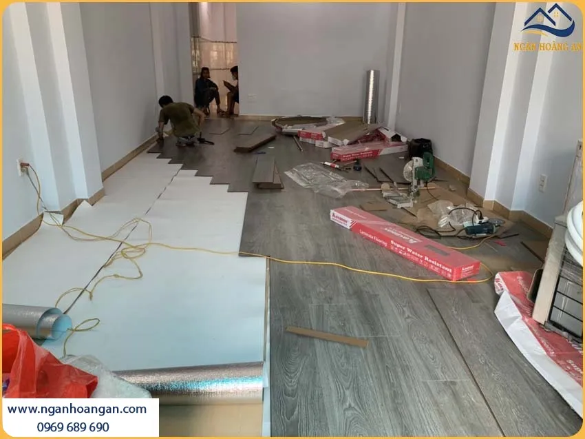 Phòng Khách Được Lót Sàn Gỗ Công Nghiệp Kosmos Đẹp Và Thu Hút