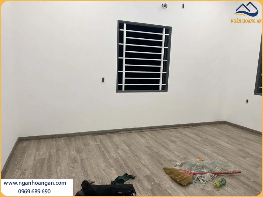 Sàn Phòng Khách Được Thi Công Chắc Chắn Bởi Sàn Gỗ Công Nghiệp