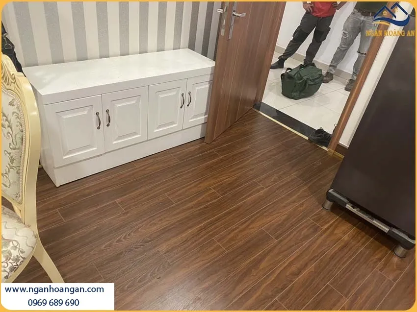 Phòng Khách Được Thi Công Sàn Gỗ Công Nghiệp Morser Đẹp Và Thu Hút