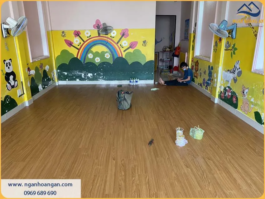 Sàn Nhà Được Lót Sàn Nhựa Giả Gỗ An Toàn Sức Khỏe