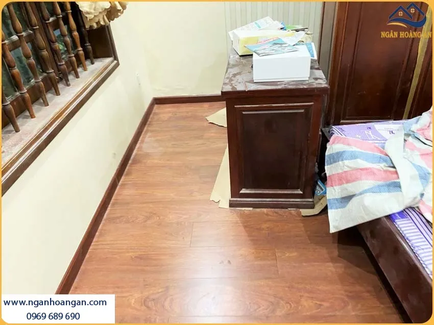 Thi Công Sàn Gỗ Công Nghiệp Binyl 12mm Chắc Chắn Cho Không Gian Sống