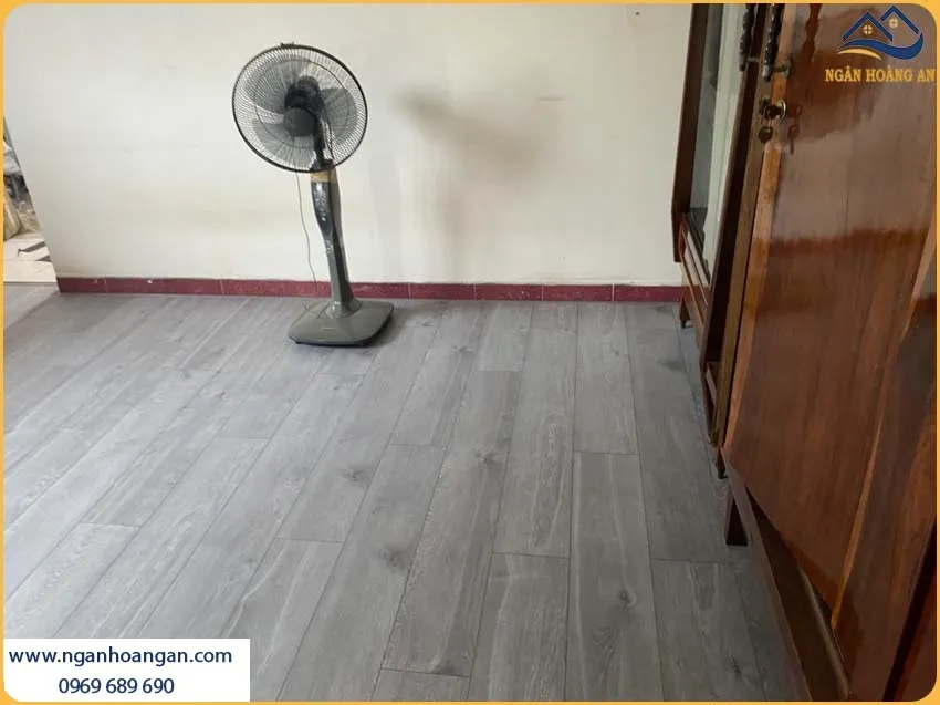 Lắp Đặt Sàn Gỗ Công Nghiệp Binyl Thi Công Nhanh, Có Độ Bền Cao