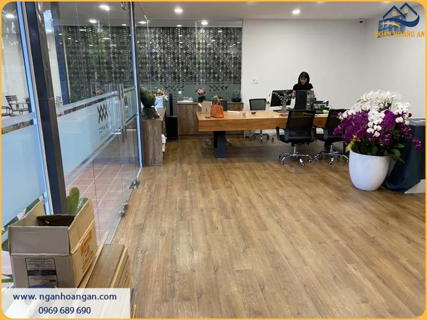Sàn Văn Phòng Được Lót Sàn Nhựa Giả Gỗ Chịu Lực Tốt