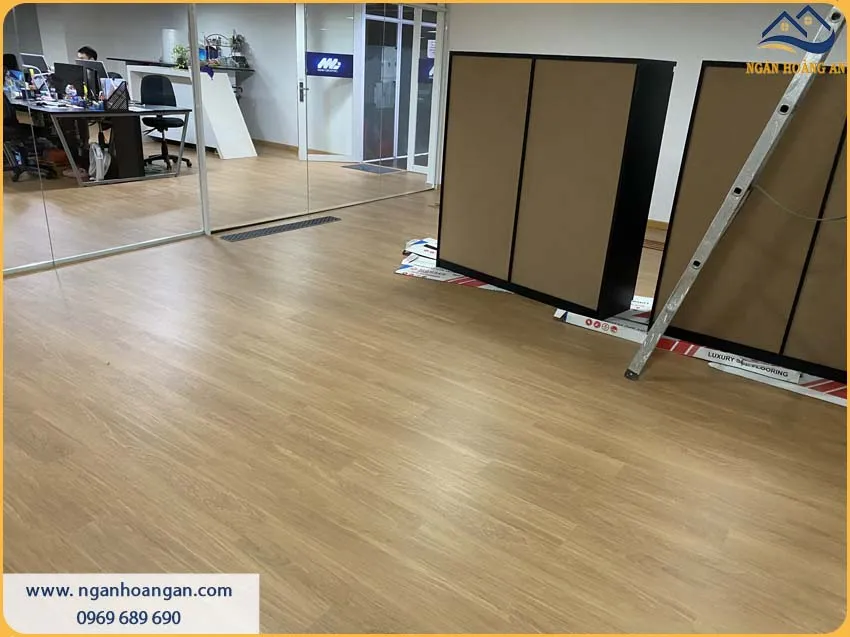 Sàn Văn Phòng Được Lót Sàn Nhựa Giả Gỗ Chịu Lực Tốt