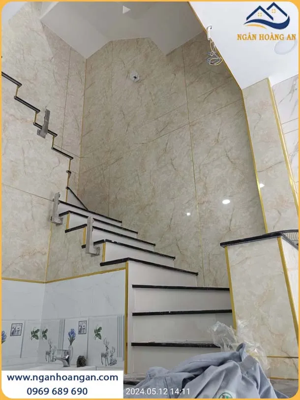 Thi Công Ốp Tường Cầu Thang PVC Giả Đá Tạo Nên Sự Sang Trọng Thi Công Ốp Tường Cầu Thang PVC Giả Đá Tạo Nên Sự Sang Trọng