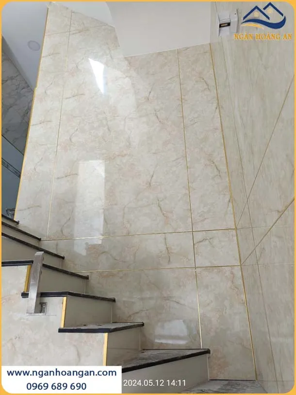 Thi Công Ốp Tường Cầu Thang PVC Giả Đá Tạo Nên Sự Sang Trọng