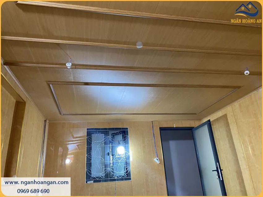 Trần Nhà Được Ốp Bởi Nano Nhựa Giả Gỗ Độc Đáo, Chống Mối Mọt