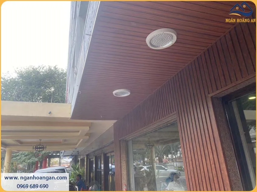 Ốp Trần Tấm Lam Sóng Giả Gỗ Tạo Điểm Nhấn Cho Không Gian 