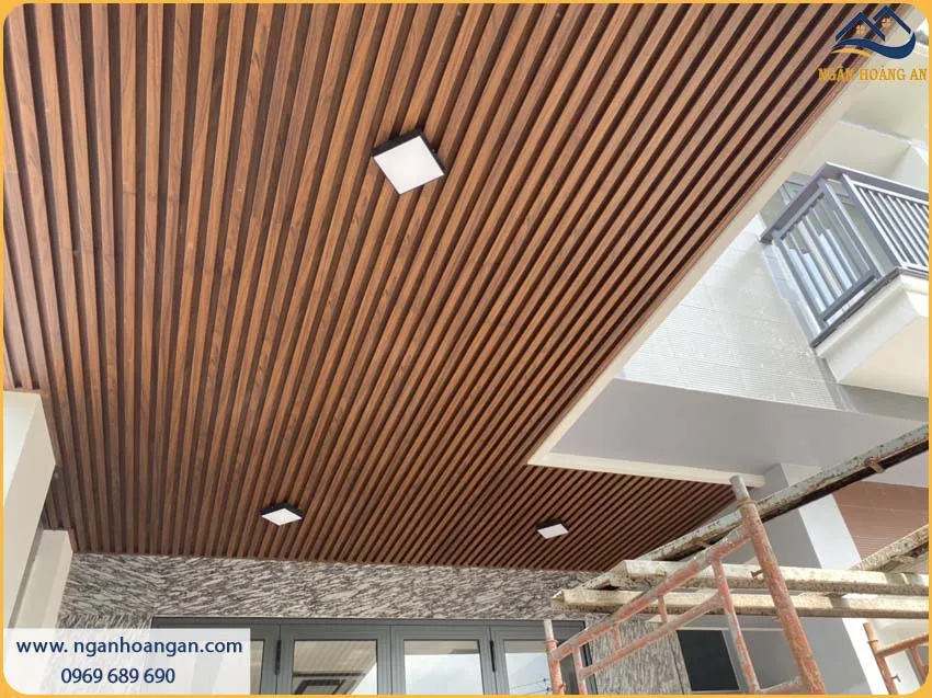Thi Công Ốp Trần Lam Sóng Nhựa Giả Gỗ Chống Cháy Lan, An Toàn Thi Công Ốp Trần Lam Sóng Nhựa Giả Gỗ Chống Cháy Lan, An Toàn