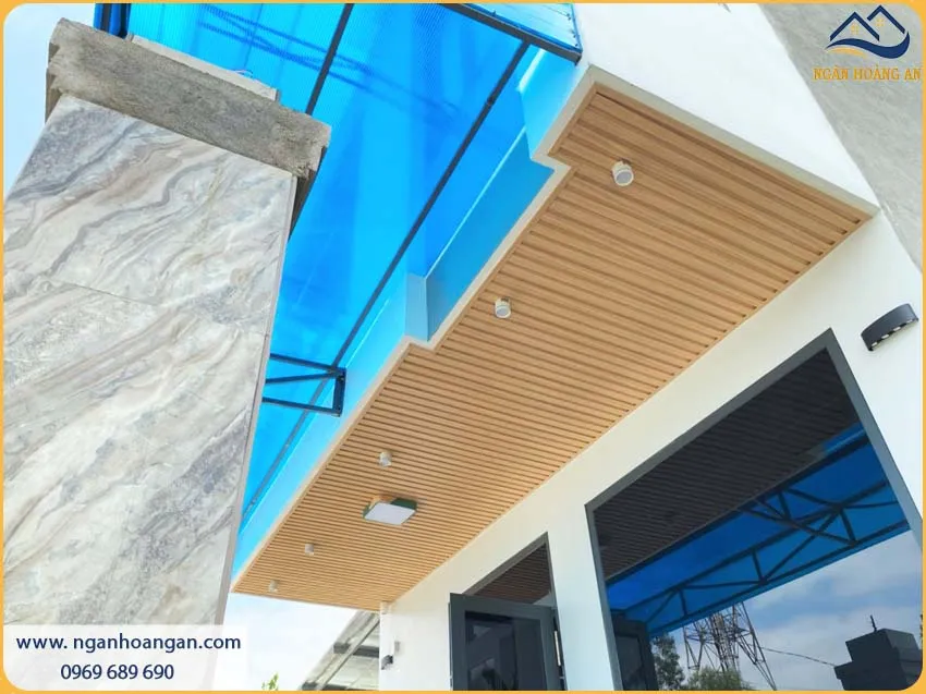 Trần Nhà Được Ốp Bởi Lam Sóng Giả Gỗ Độc Đáo, Chống Mối Mọt