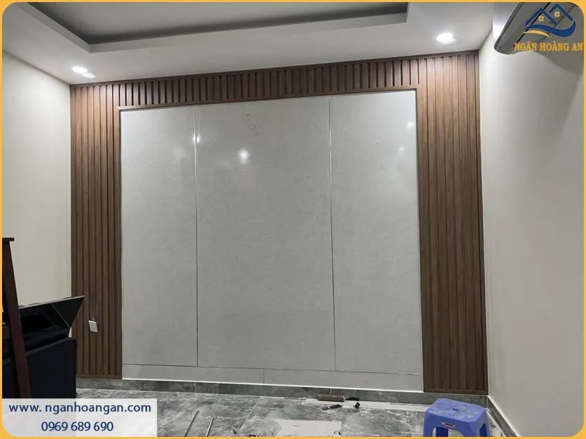 Phòng Khách Được Ốp Tường Bằng Tấm Nhựa PVC Giả Đá, Đẹp Và Thu Hút