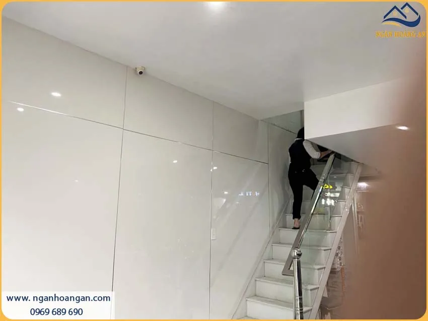 Thi Công Ốp Tường PVC Trắng Trơn Chống Cháy Lan, An Toàn