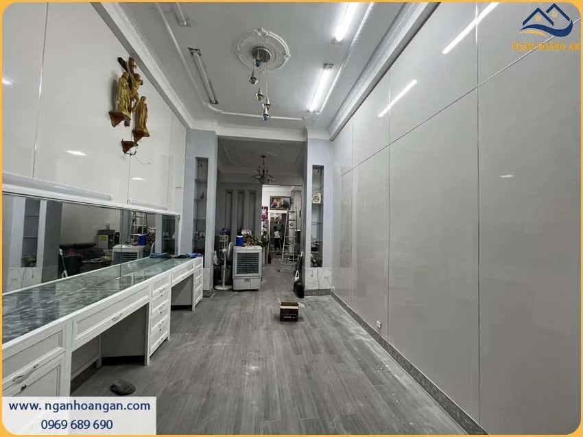Tấm Nhựa PVC Màu Trắng Được Lắp Đặt Thời Thượng Cho Phòng Khách