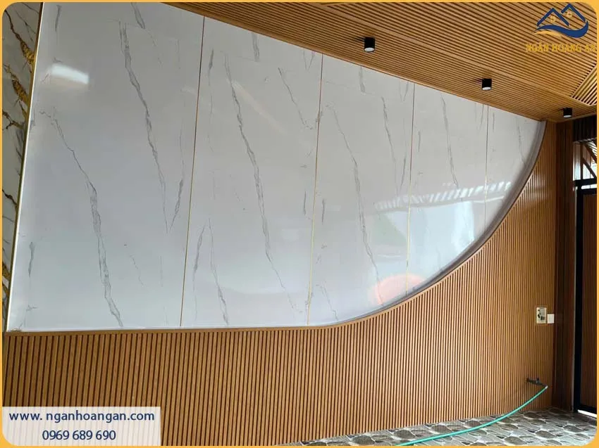 Thi Công Ốp Tường PVC Giả Đá Kết Hợp Lam Sóng Là Giải Pháp Lý Tưởng Thi Công Ốp Tường PVC Giả Đá Kết Hợp Lam Sóng Là Giải Pháp Lý Tưởng